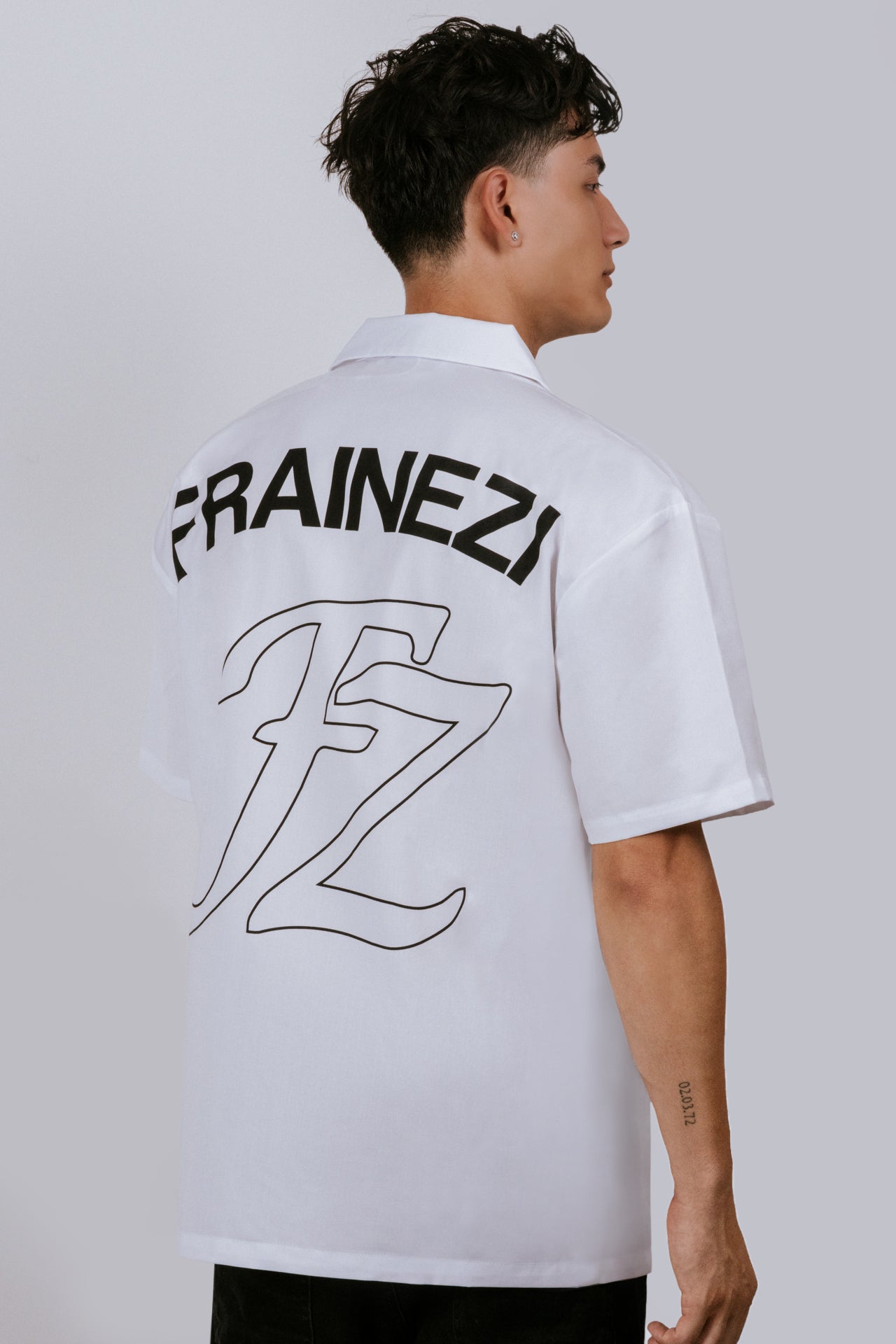 chemise blanche oversize frainezi – broderie côté cœur & flocage dos